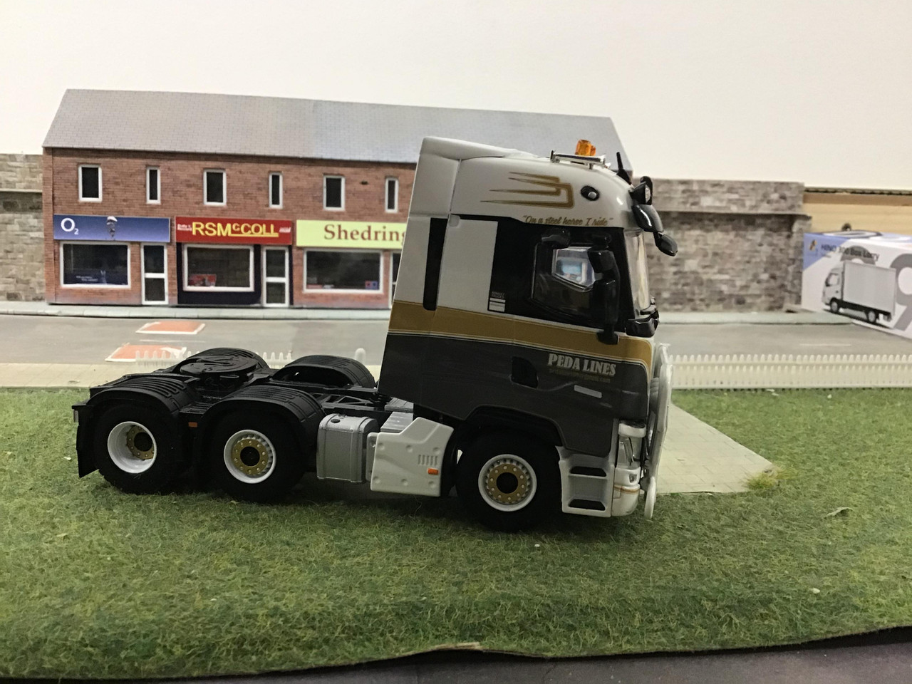 1/50 WSI Renault T High 6X2 Twin steer Peda Lines