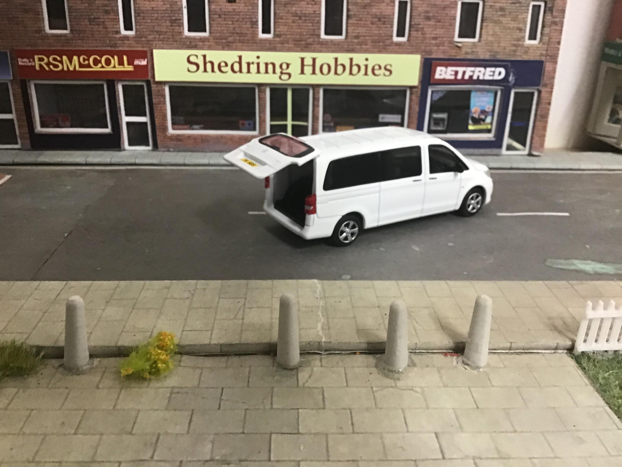 1/64 Mercedes Vito White (rhd) Tiny HK