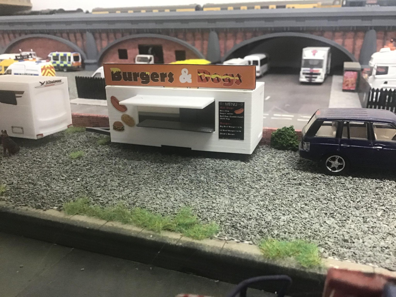 1:76 scale snack van displayed on a scene