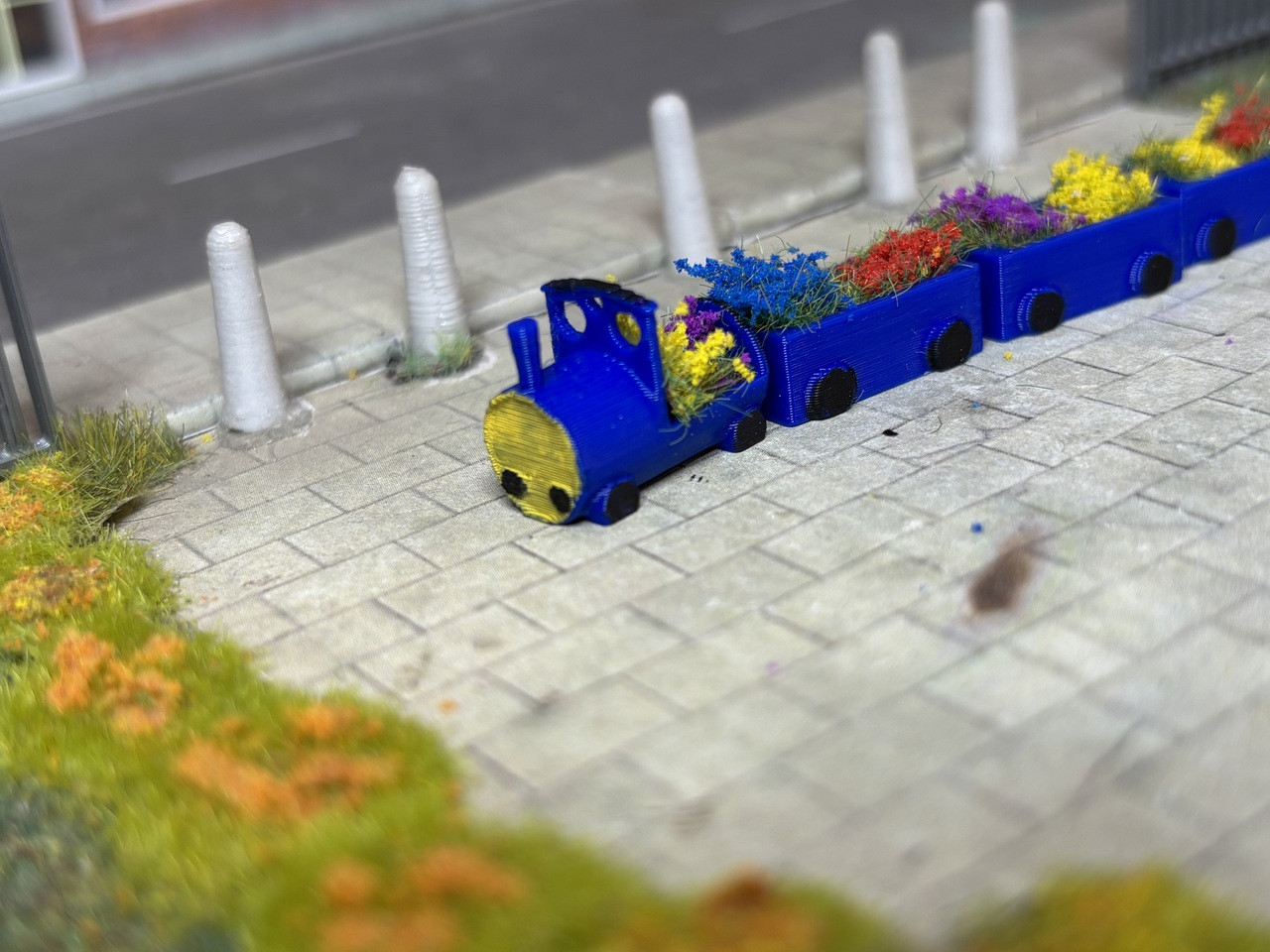 1/76 Train Flower Planter ( Blue )