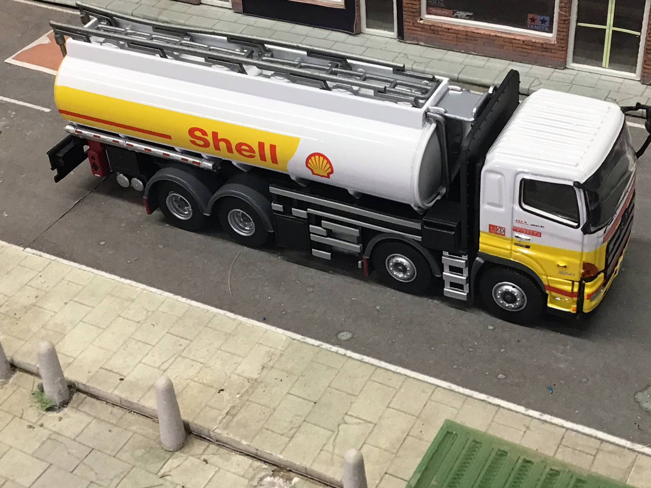 1:76 Scale HINO 700 Shell Oil Tanker Truck - Tiny Diecast