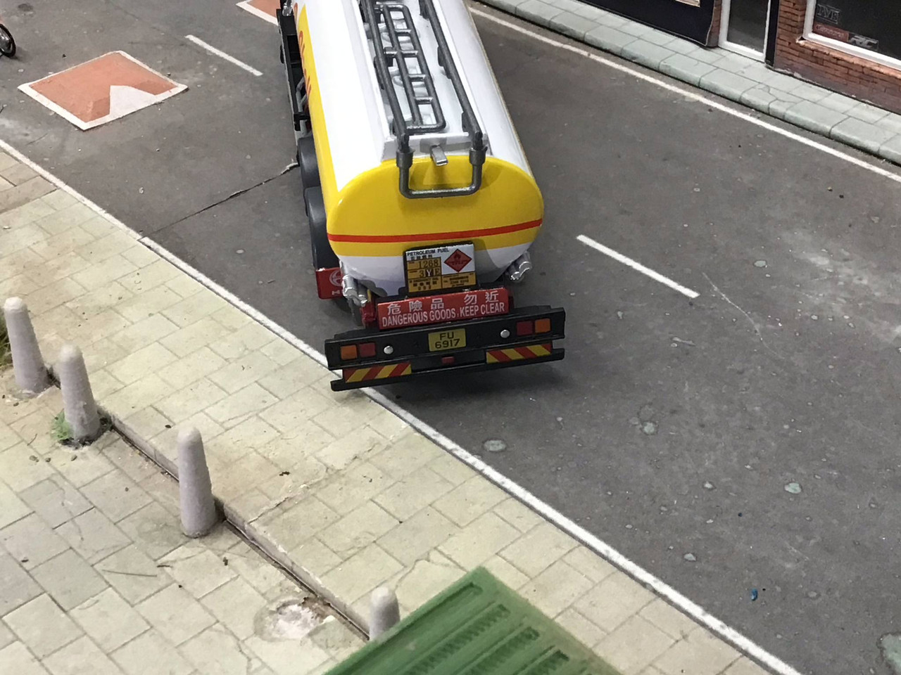 1:76 Scale HINO 700 Shell Oil Tanker Truck - Tiny Diecast