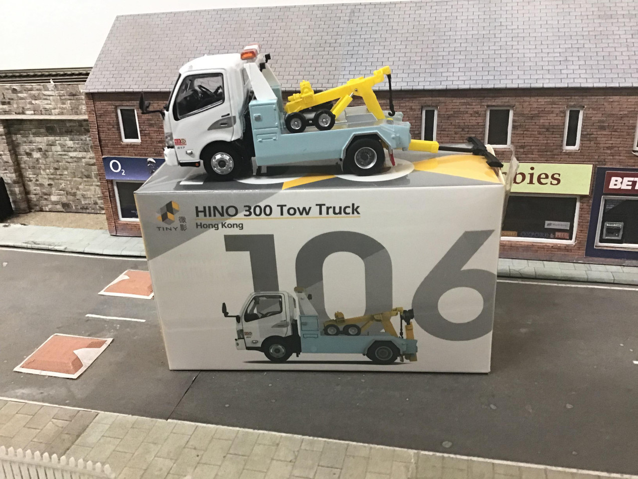 1/64 Scale Hino 300 Towtruck Tiny City / Tiny Diecast