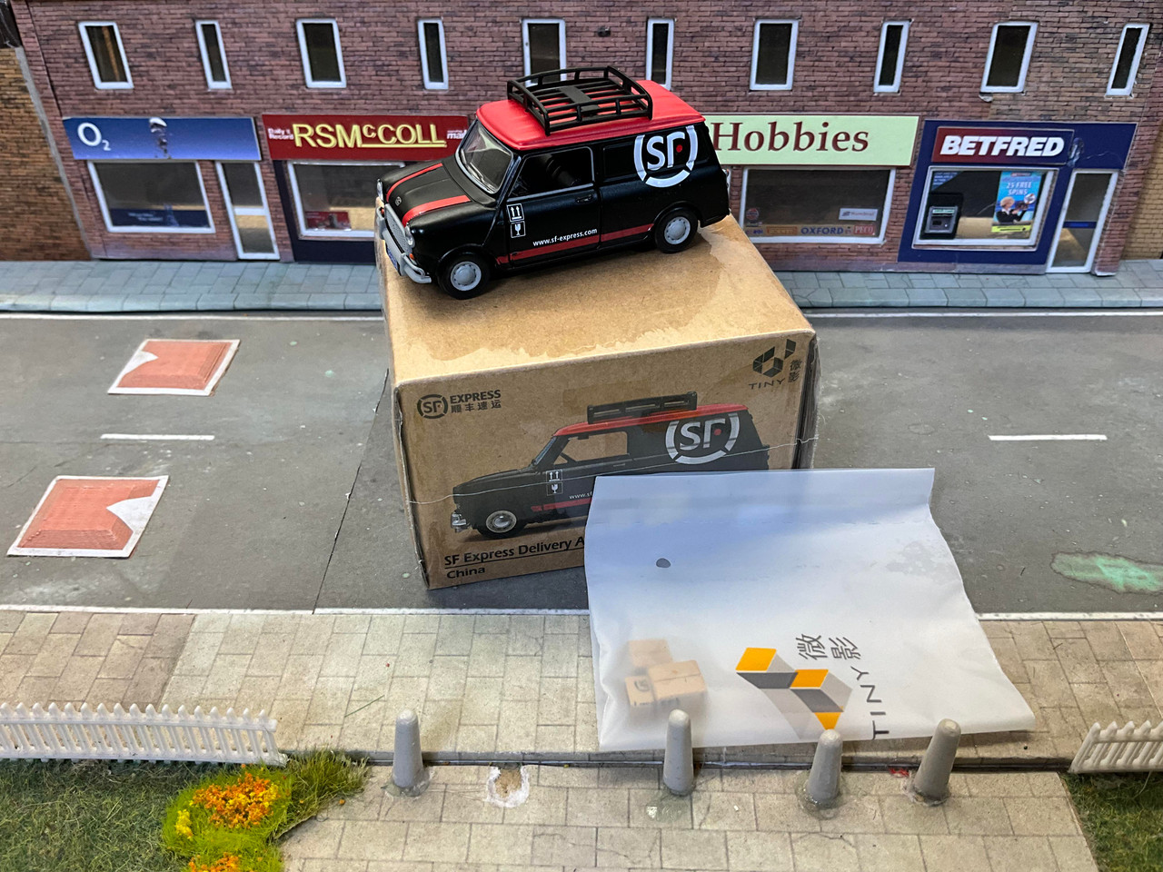 1/50 Austin Mini  Countryman Van SF Express with Accessories Tiny City/ Tiny Diecast