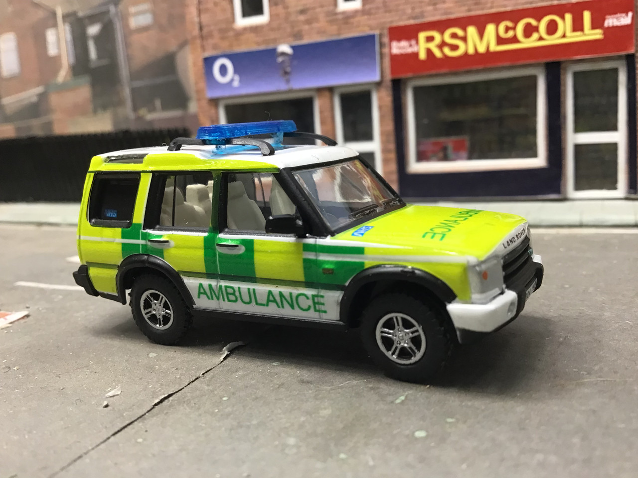 1-76 Land Rover Discovery Ambulance code3