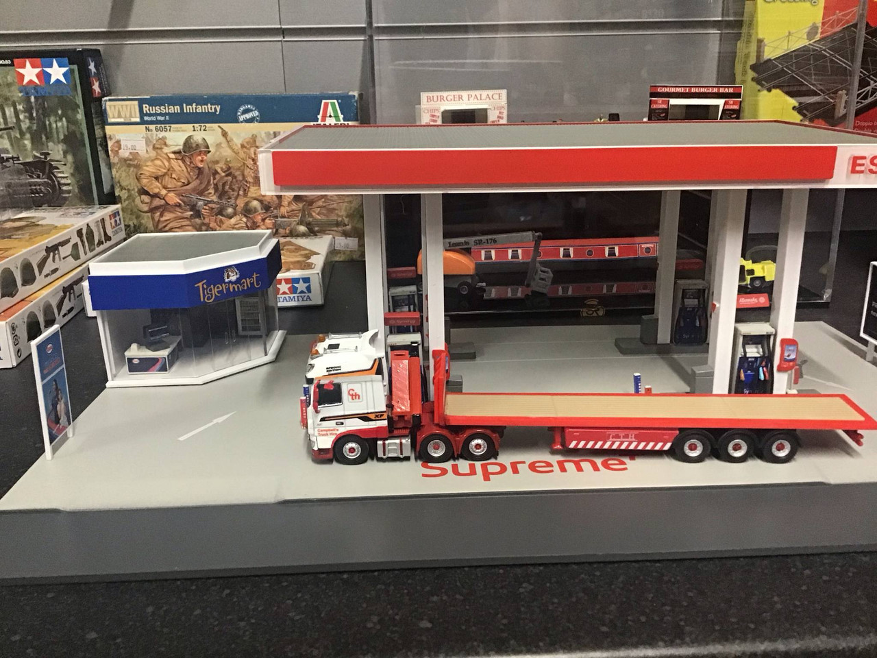Tiny City Bd30 ESSO Petrol Diorama