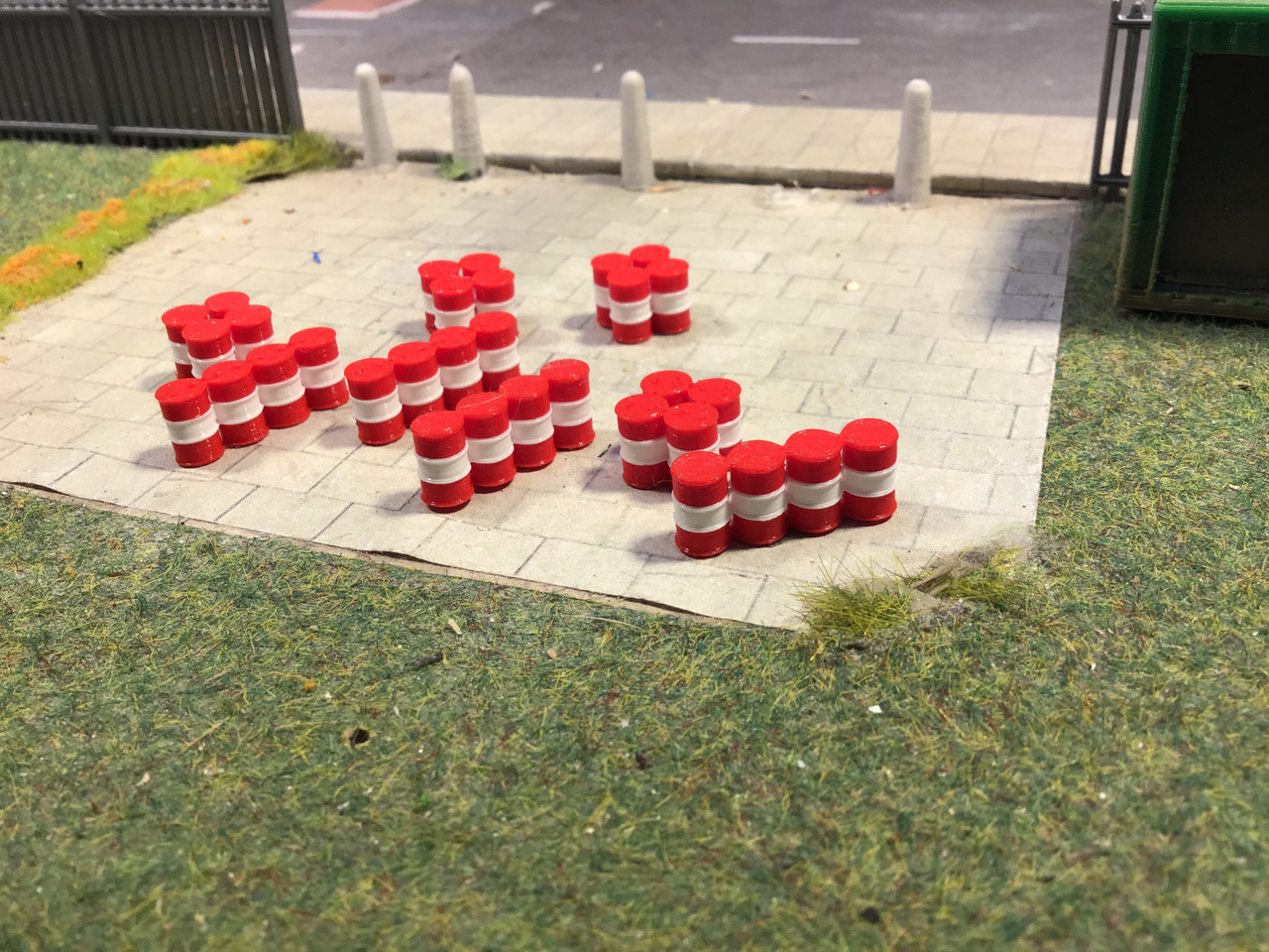 N Gauge 1/148 Red & White Oil Barrels...32 pack