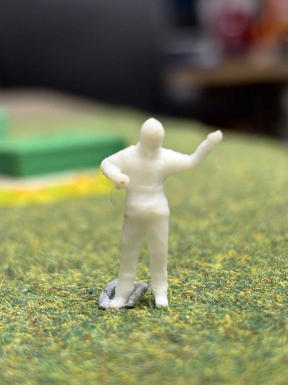 1-76 4x unpainted figures in different poses,