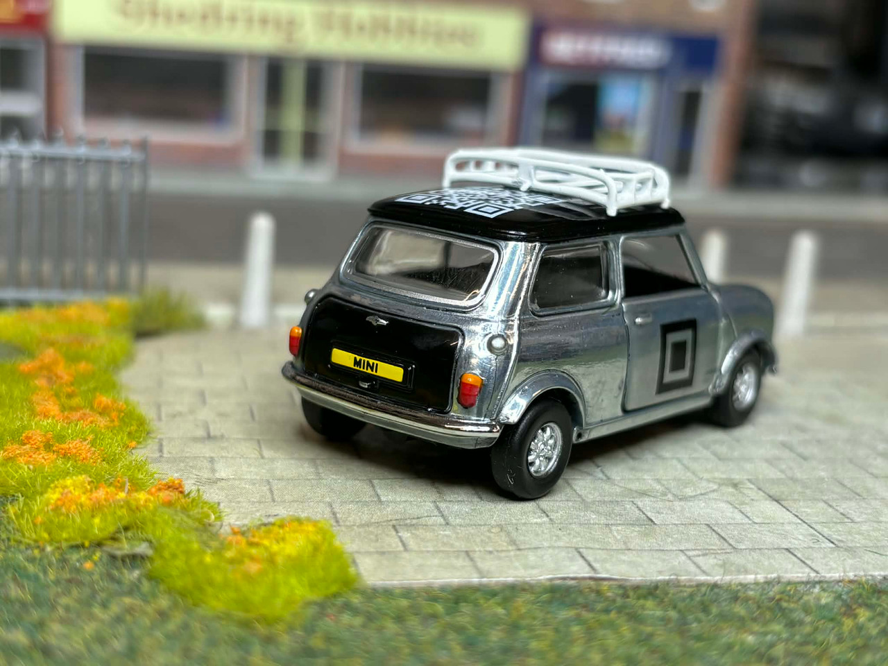 1-50 Mini Cooper Chrome with QR code