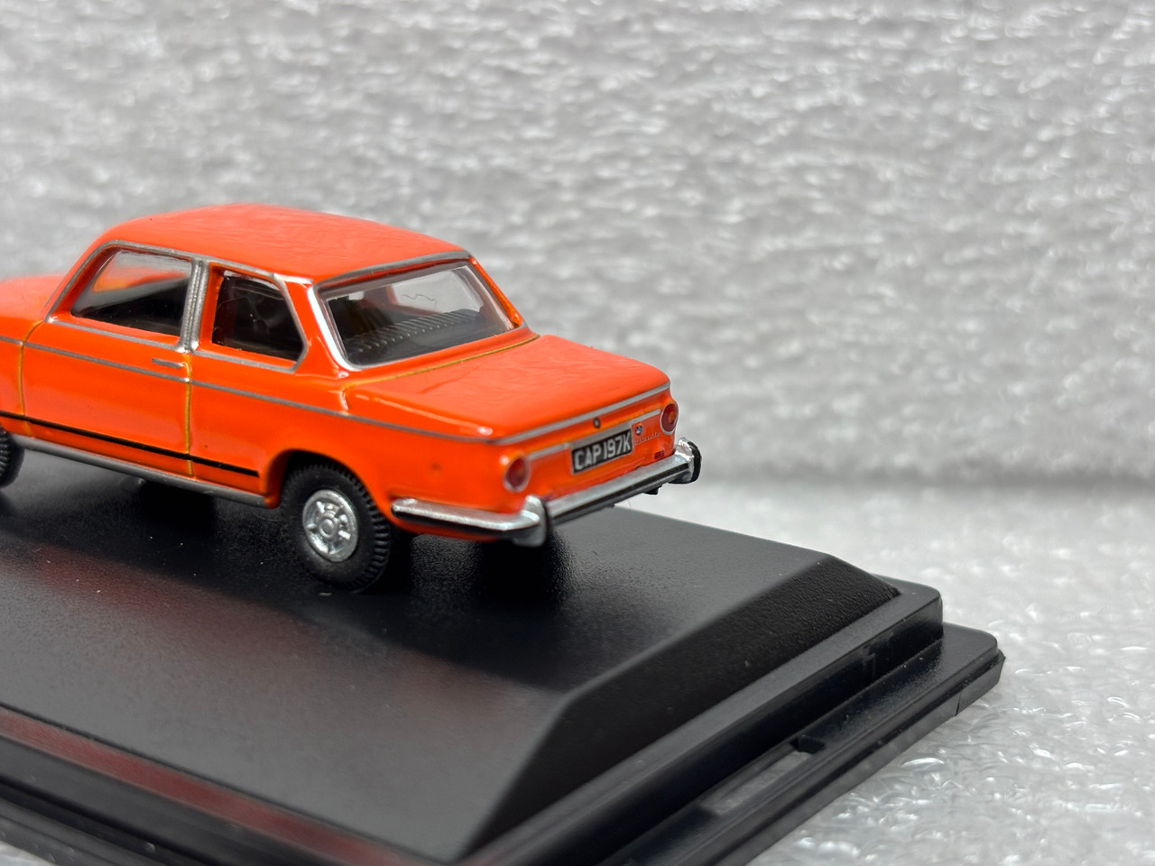 1/76 Oxford Diecast BMW 2002 Colorado Orange