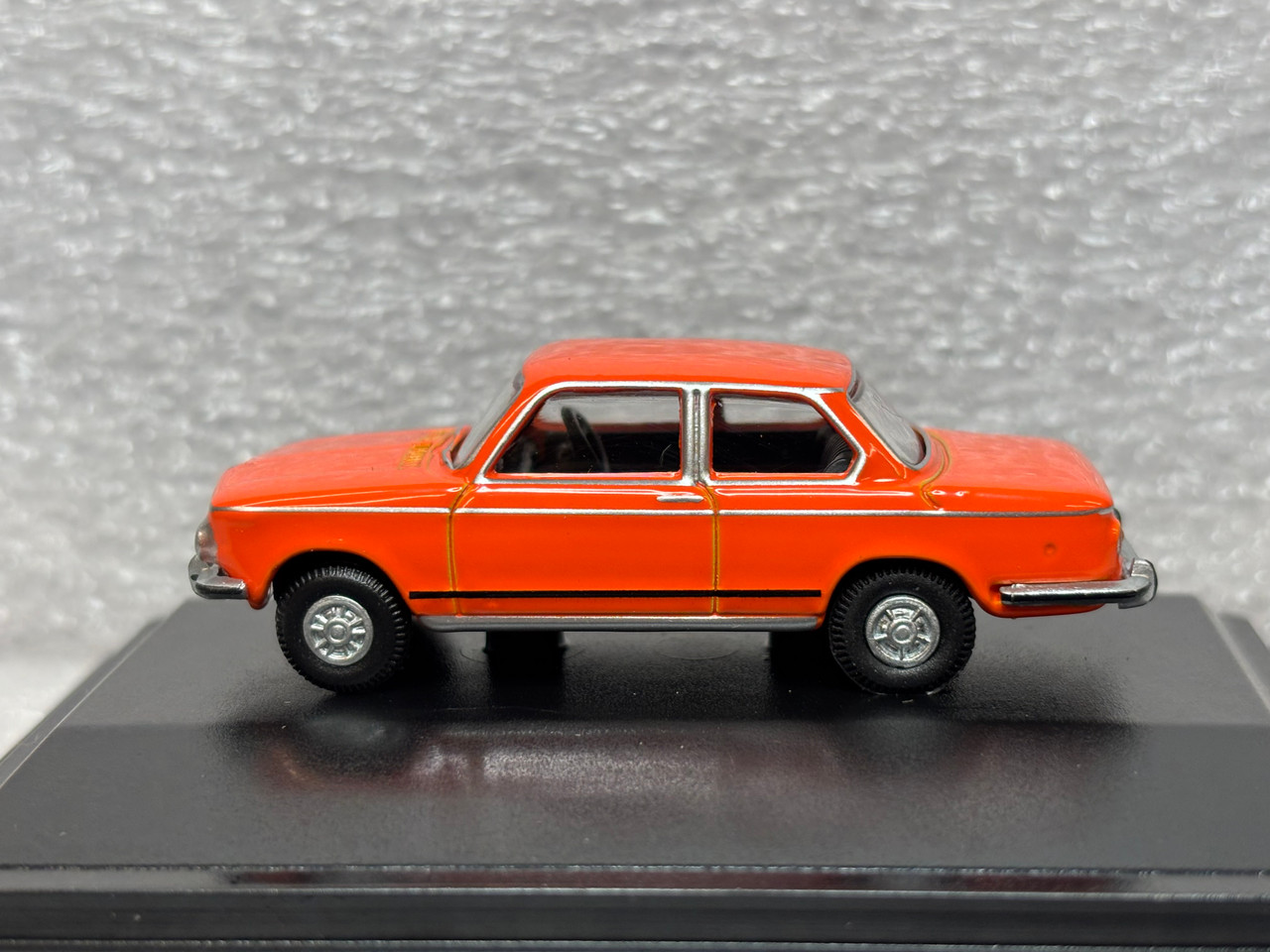 1/76 Oxford Diecast BMW 2002 Colorado Orange