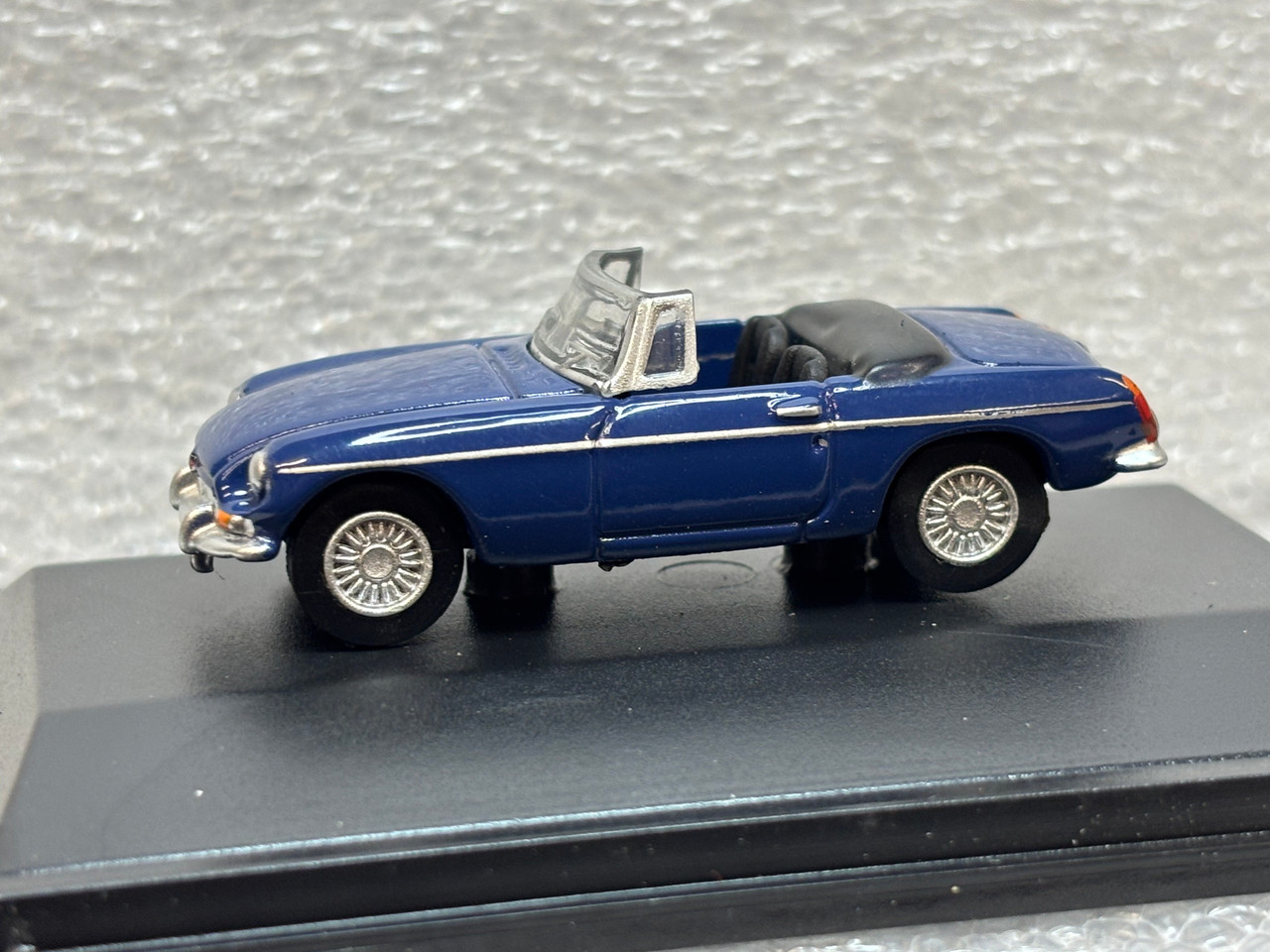 1:76 Oxford Diecast MGB Roadster Mineral Blue