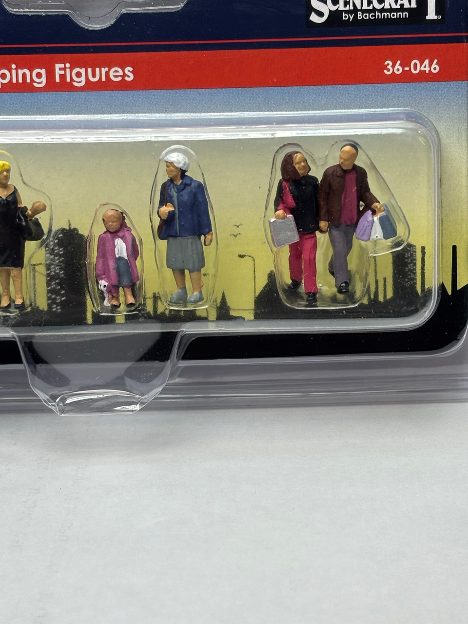 Bachmann Scenecraft 00 gauge 1/76 scale Shopping figures.