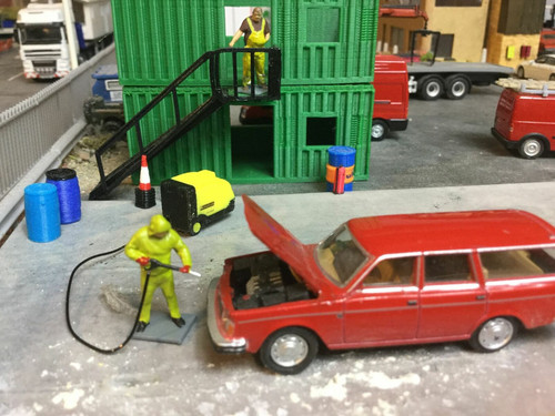 1:76 scale Power washer & Hand Painted Figure (Yellow)