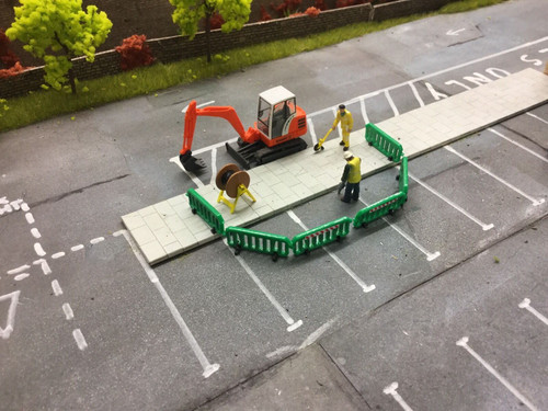 1:76  Green   Pedestrian Barriers x 10