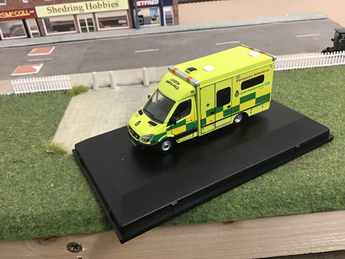 Mercedes London ambulance (Oxford Diecast 1:76 Scale 76MA002