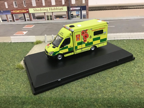 Mercedes London ambulance remembrance 76MA007 Oxford Diecast 1:76)