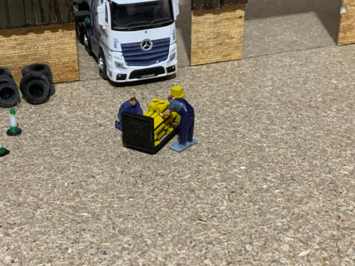 1:76 Scale,  Detailed generator with 2 workers Yellow( hand painted)