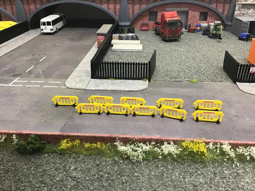 1:76 3D Printed yellow Pedestrian Barriers - 10pkt