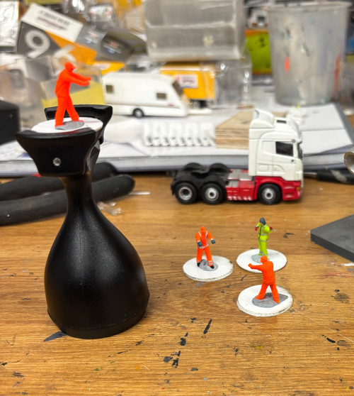 Painting handle and figure with 2x holder discs for model rail figures