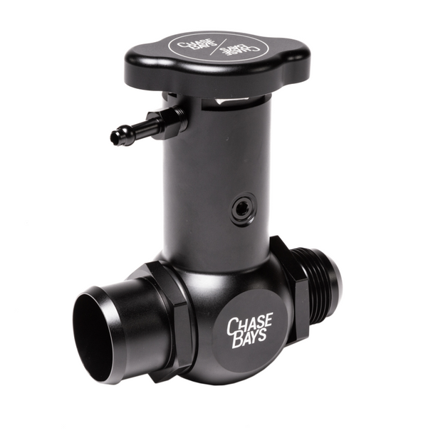 Chase Bays -20AN / 1.50in (38mm) Normal Hose Raised Inline Filler Neck w/Cap CB-IFN-20AN-150-RADCAP-A