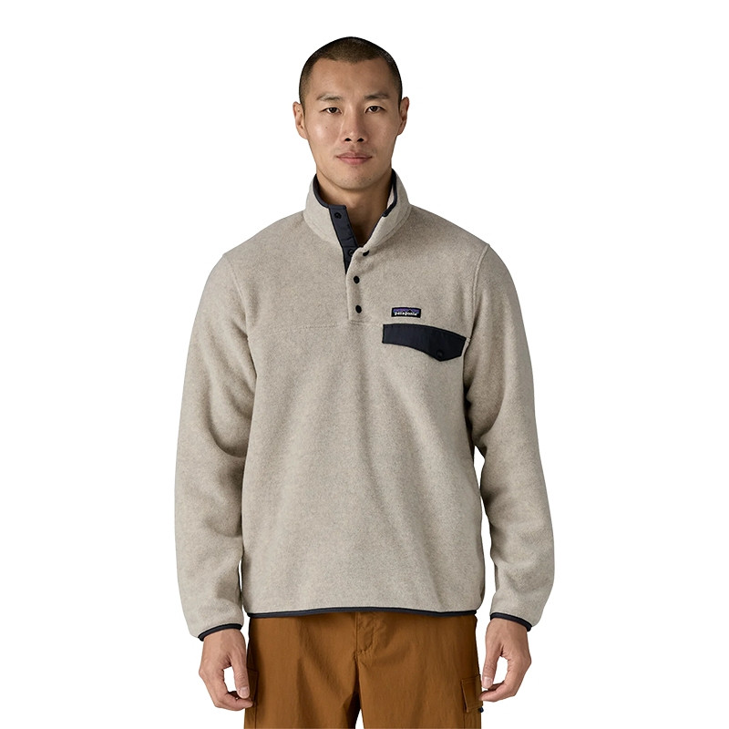 Patagonia Men's Lightweight Synch Snap-T Pullover, a beige fleece pullover with a navy chest pocket and buttoned placket.