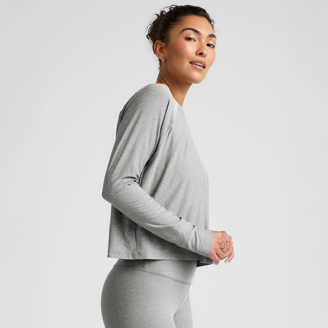 Beyond Yoga W's Featherweight Daydreamer Pullover, a woman wearing a light grey, long-sleeve casual pullover top perfect for comfort and activewear.