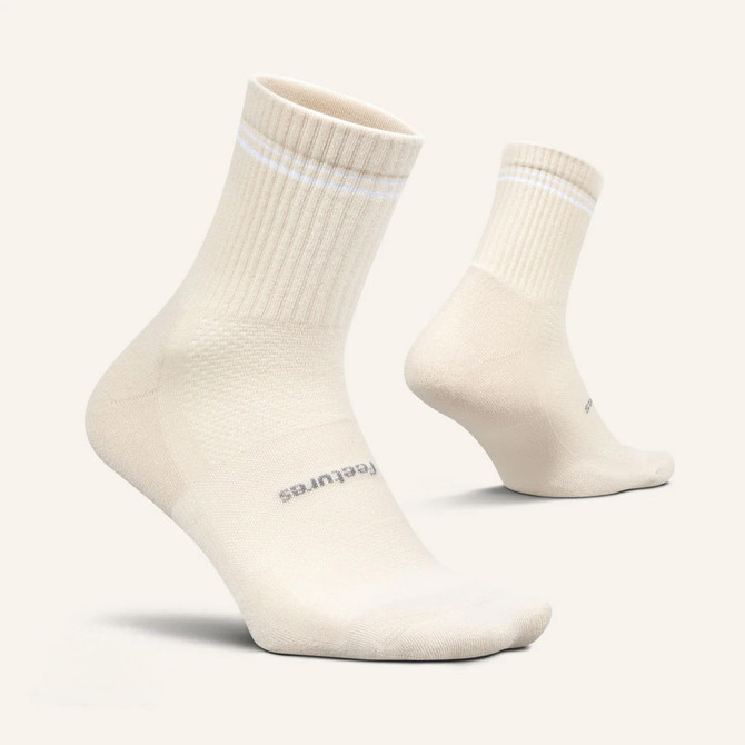 Feetures HP Max Cushion Quarter Sock, cream-colored athletic ankle socks with max cushioning and ribbed cuff design.
