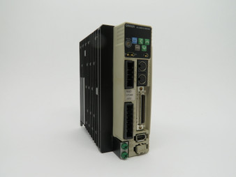 Omron R88D-GT04H AC Servo Drive 400W 3Ph 107.9V 2.6A 0-333.3Hz *Dmg* USED