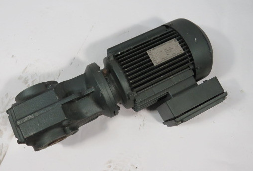 Sew-Eurodrive 1.5HP 1740/142.00rpm 330/575V TEFC w/ Gear Reducer 12.10:1 USED