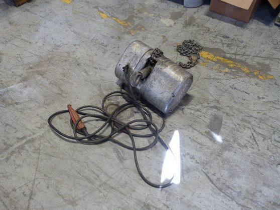 Columbus McKinnon LJJ Motor Chain Hoist 12249 1/2Ton Cap 3Ph 2.32A 550V  USED