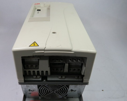 ABB ACS800-U1-0011-7 AC Drive *No Power* *Cracked Face Plate*  AS IS