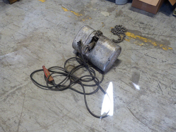 Columbus McKinnon LJJ Motor Chain Hoist 12249 1/2Ton Cap 3Ph 2.32A 550V  USED