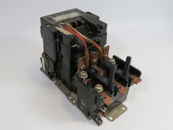 Square D 8536-SEO1-V02 Starter 3-Pole 380/460/575VAC 50HP SHELF WEAR USED