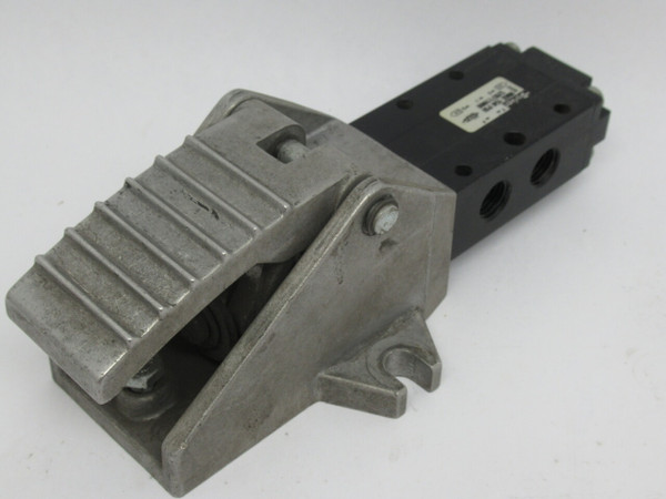 Parker 520711000 4/2 Manual Air Control Valve 1/4" NPT 150 PSI .83cfm USED