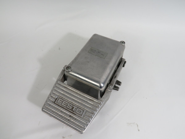 Festo 8986 FP-3-1/4-B Foot Valve w/Detent 0.95-10 bar G1/4 600l/min USED