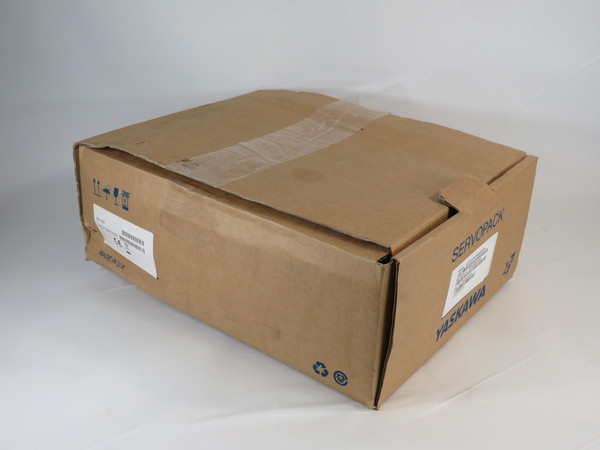Yaskawa SGD7S-8R4DM0B000F50 Servo Drive 2.0kW 3Ph 0-480V 8.4A BOX DAMAGE NEW