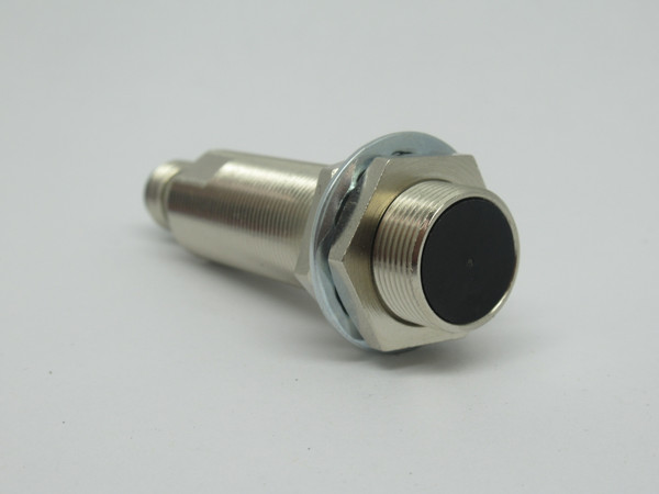 Omron E2E2-X5Y1-M4 Proximity Sensor 24-240VAC 5mm Range NO USED