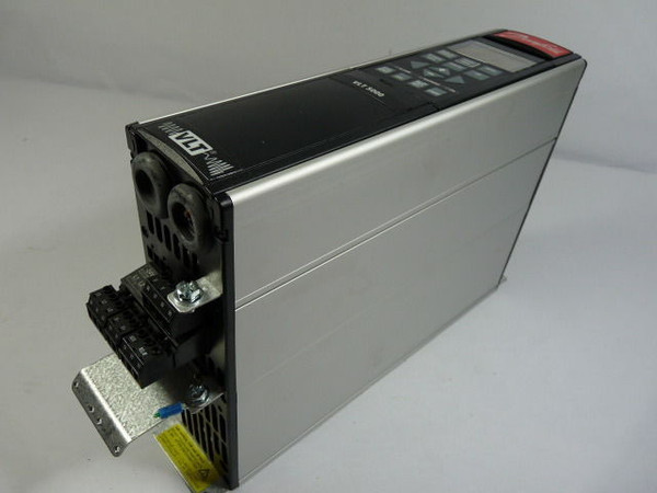 Danfoss VLT5001PT2B20SBR3DLR10A00C0 AC Drive 1HP 200-240V 3.4A 50/60Hz USED