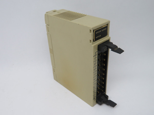 Omron C200H-OC222 Output Unit 250VAC/24VDC NO TERMINAL/SHELF WEAR USED