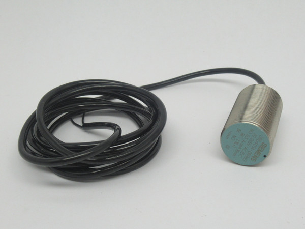 Siemens 3RG4014-0KB60 Inductive Proximity Sensor 20-265VAC/DC 30mA 10mm USED