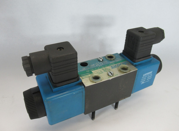 Vickers DG4V-3S-6C-M-U-B5-60 Directional Valve 120V 60Hz SHELF WEAR USED