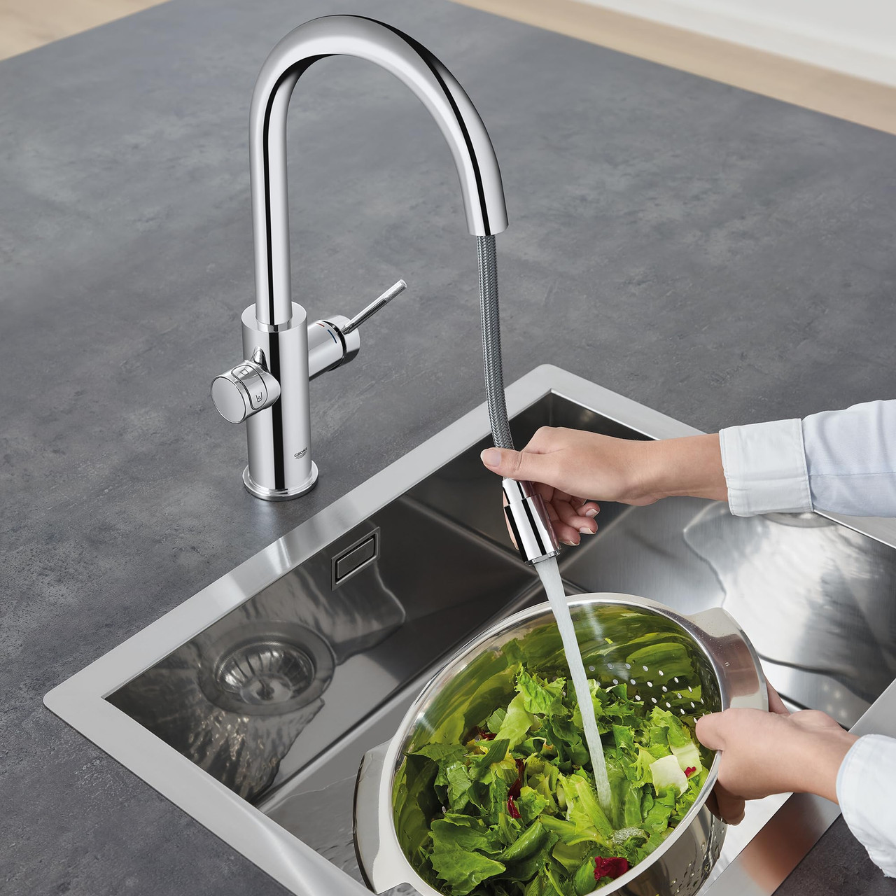 Grohe Blue 31251002 Single-Handle Pull Down Kitchen Faucet Single Spray 1.75 GPM With Chilled & Sparkling Water in Grohe Chrome