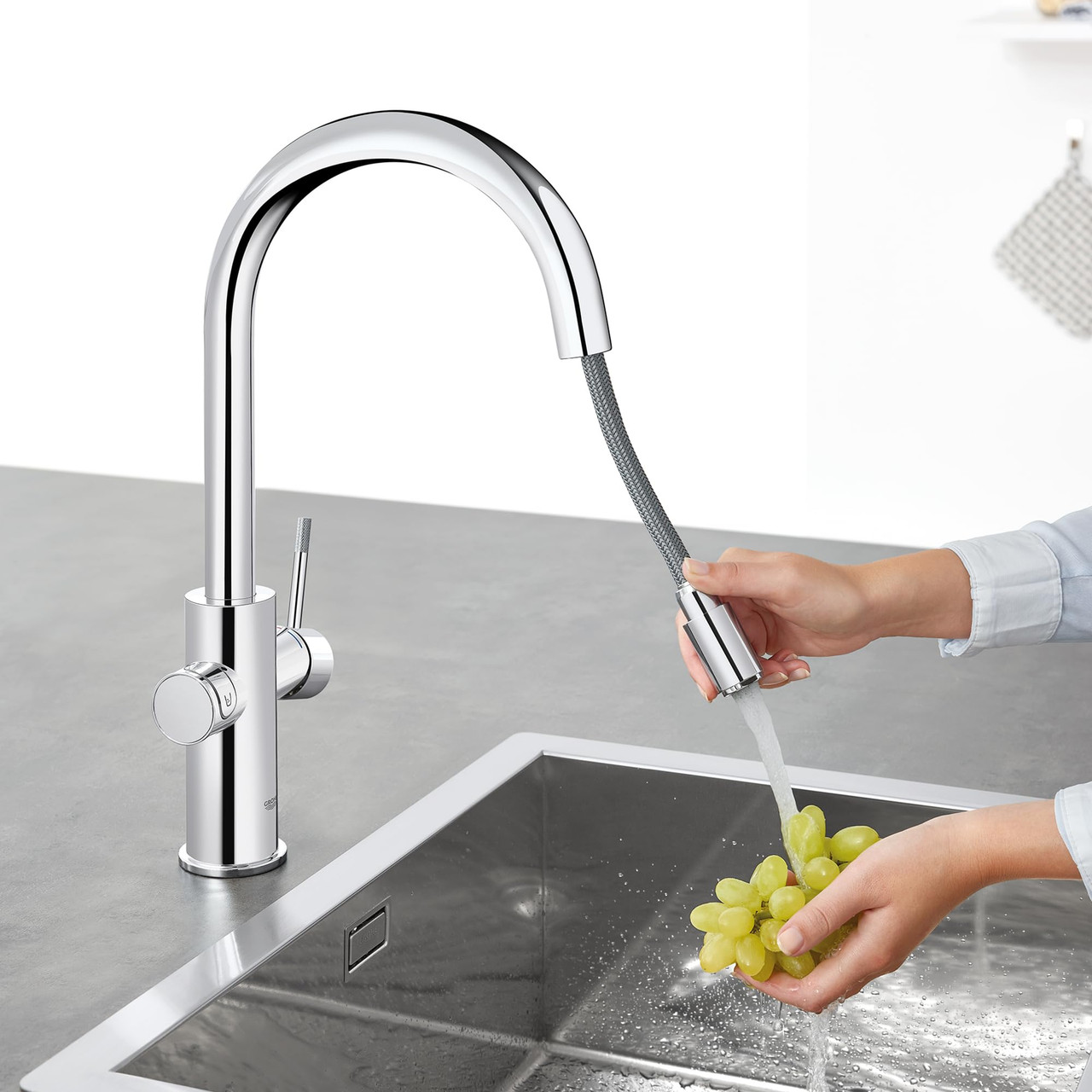 Grohe Blue 31251002 Single-Handle Pull Down Kitchen Faucet Single Spray 1.75 GPM With Chilled & Sparkling Water in Grohe Chrome