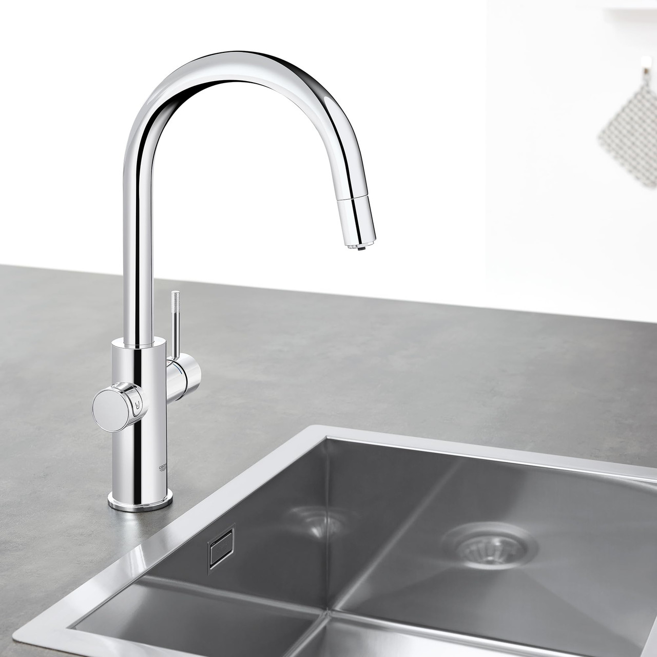 Grohe Blue 31251002 Single-Handle Pull Down Kitchen Faucet Single Spray 1.75 GPM With Chilled & Sparkling Water in Grohe Chrome