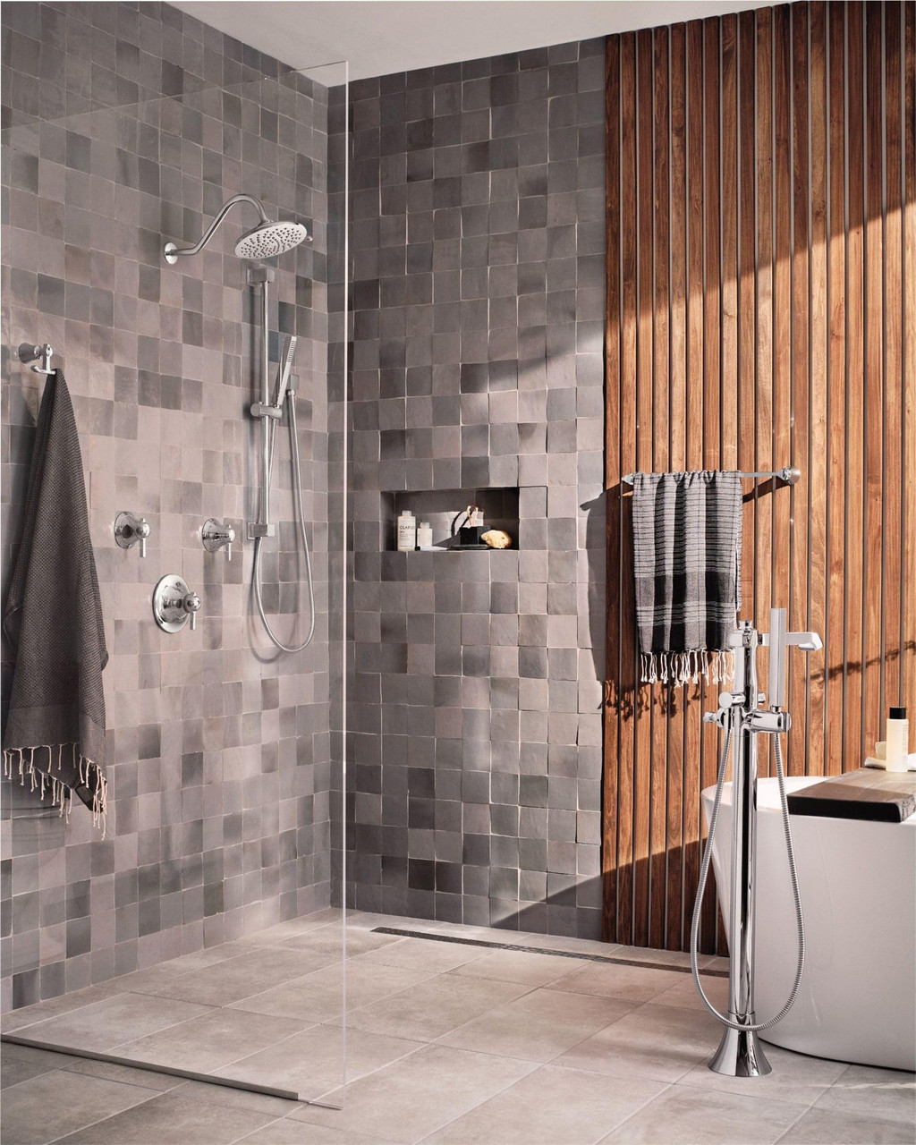 Moen Velocity 8 Inch Rain Shower Head 2.5 GPM in Chrome - S6320