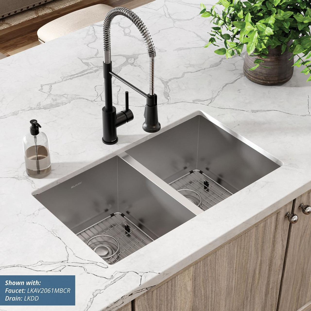 Elkay Crosstown 16 Gauge Stainless Steel 30-3/4" x 18-1/2" x 10" Rounded Equal Double Bowl Undermount Sink Kit