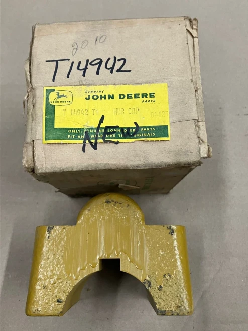 T14942 John Deere Hub Cap