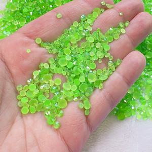 Green mix size glass rhinestones 