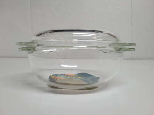 PYREX 1 quart Covered Casserole No. 682 With Lid - Unused with Label PYREX 1 quart Covered Casserole No. 682 With Lid - Unused with Label
